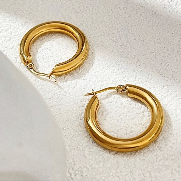 Medium Chunky Classic Hoop Earrings PVD 18K Gold Plated Stainless Steel - Picture 2 of 9